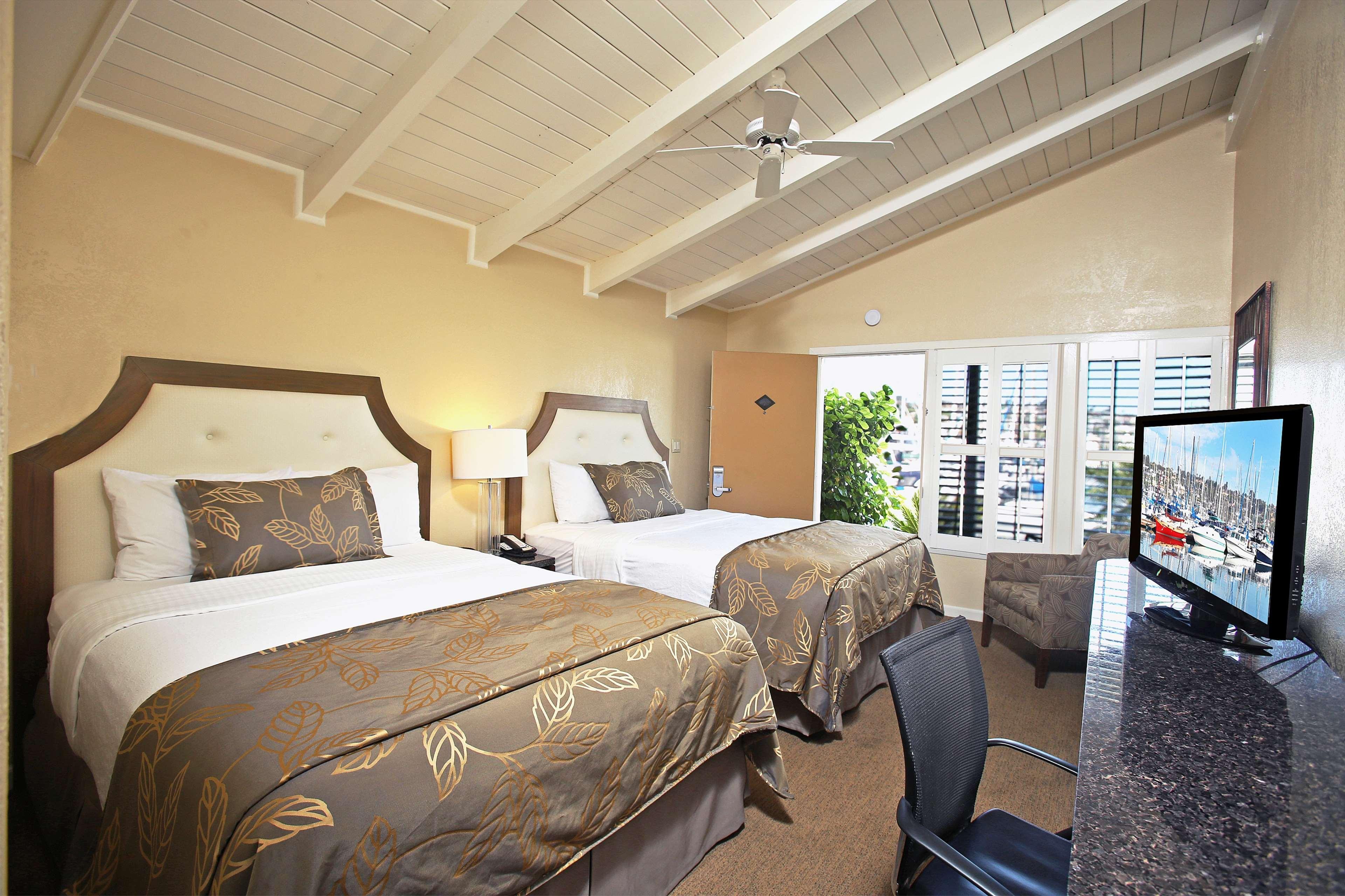 Western Island Palms & Marina Hotel